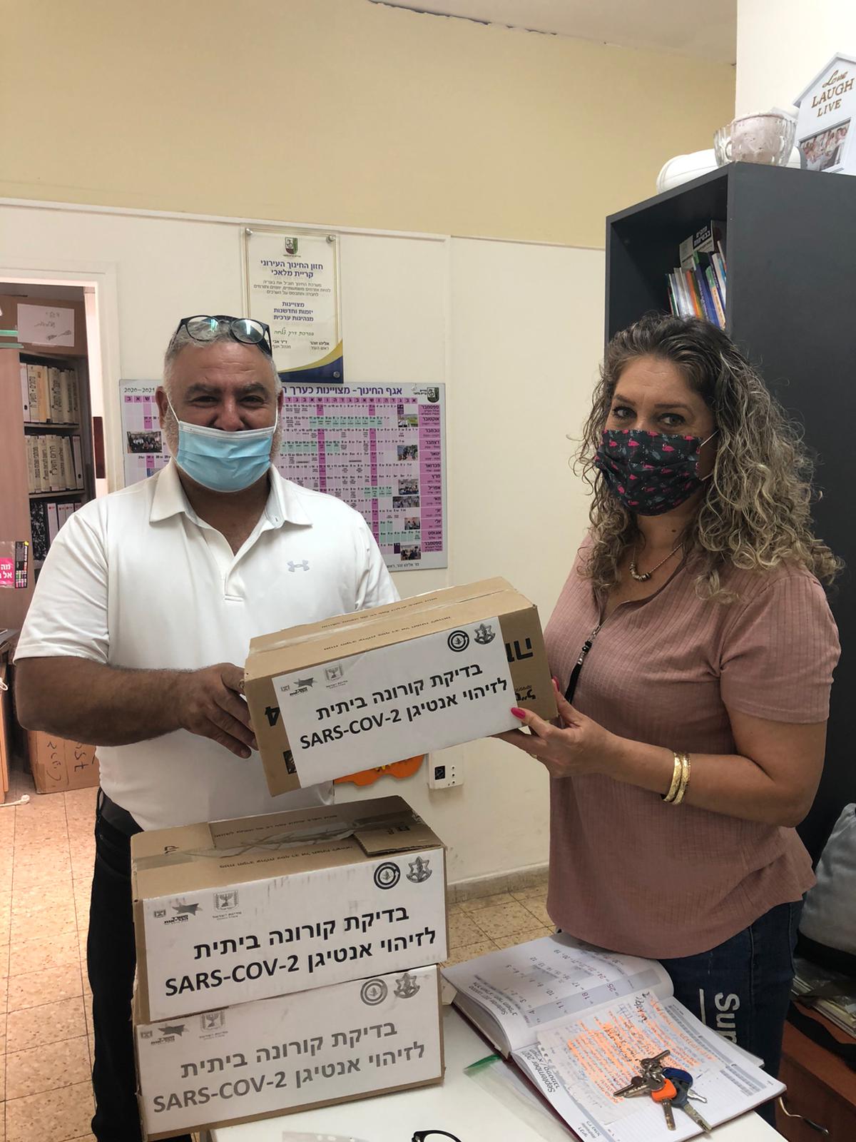 שלמה אלחרר עם ערכות הבדיקה